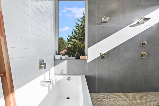 Building Photo - 2824 SE 18th Ave