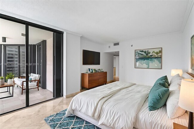 Foto del edificio - 520 Brickell Key Dr