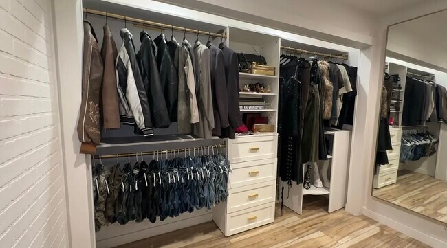 Building Photo - 2674 E Washington St