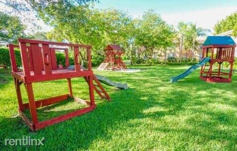 Foto del edificio - 13940 Pines Blvd