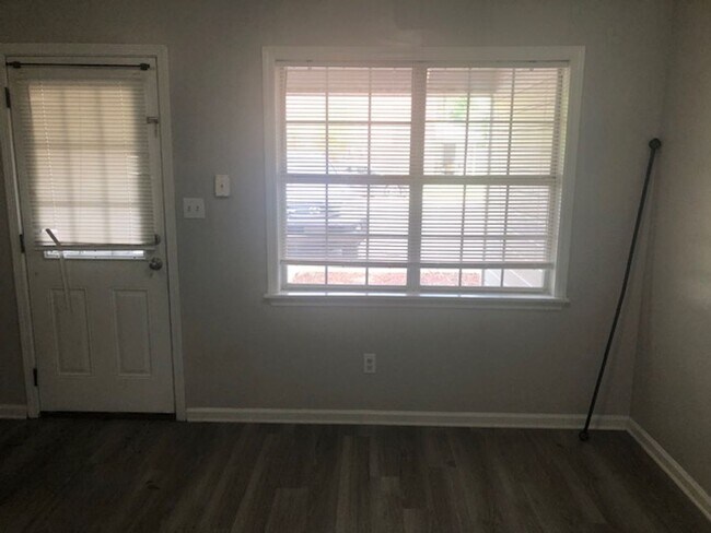 Building Photo - 468a Mobile St