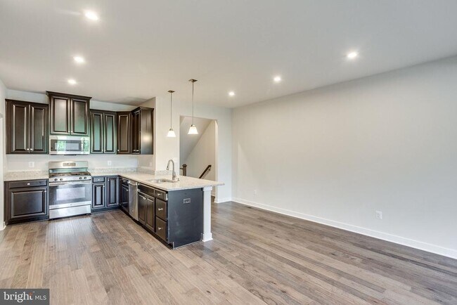 Foto del edificio - 2183 Hemlock Bay Rd