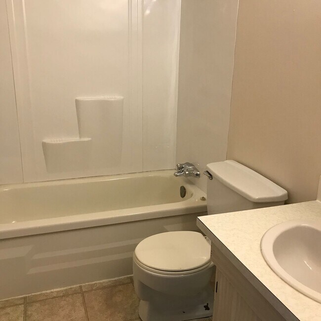 Building Photo - 3 Bed 1 Bath Unit in Red Deer, AB
