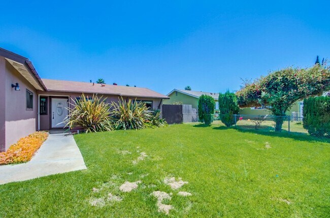 Building Photo - Available Now! 3 Bedroom Single Story Home...