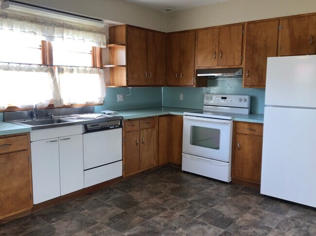 Kitchen - 615 Campanile Ave