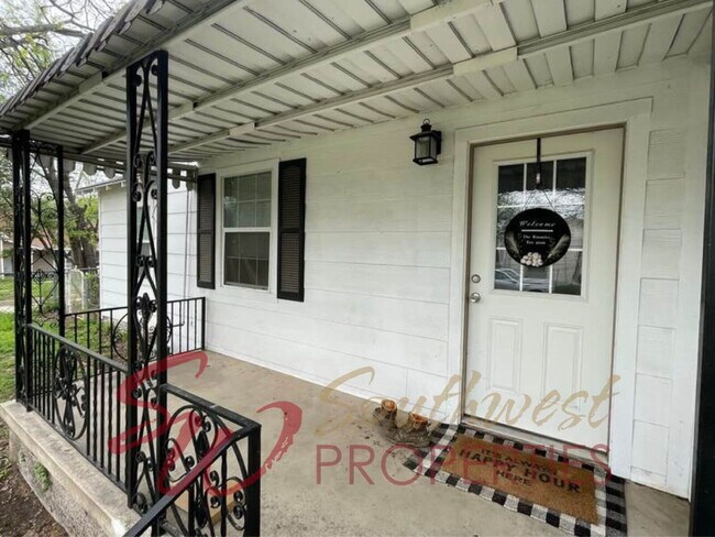 Foto del edificio - Spacious & Updated 3-Bedroom Home on Corner Lot
