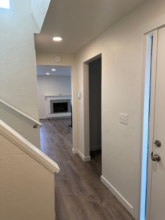 Foto del edificio - Beautifully updated 3 bedroom 1.5 bath dup...