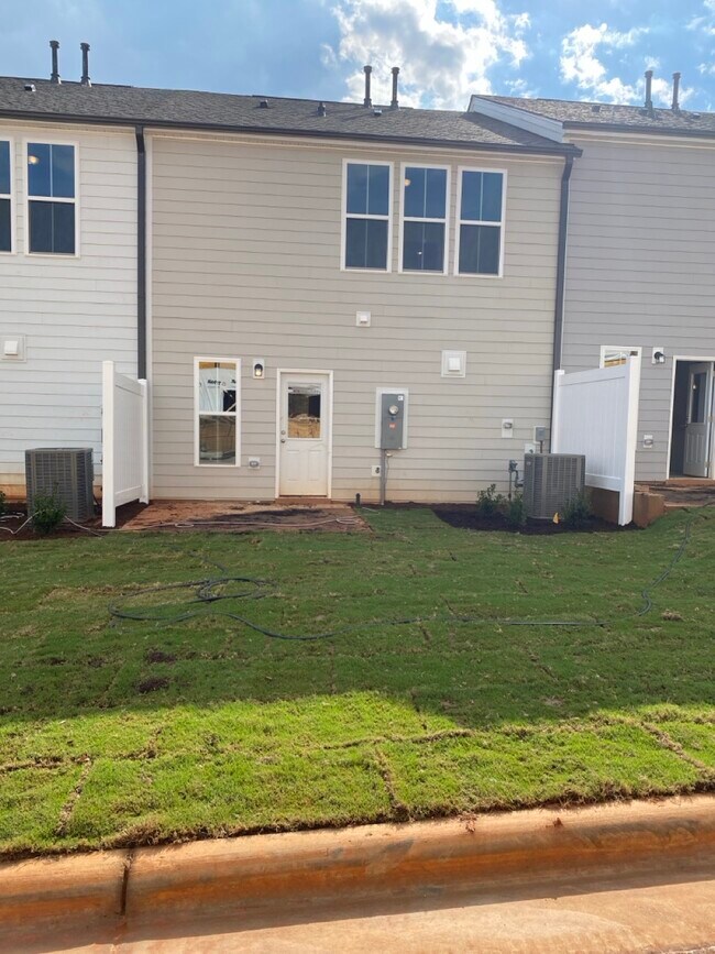 Building Photo - 588 Glen Clova Dr