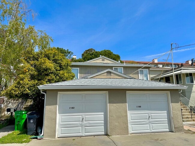 Foto del edificio - $1,950 - GORGEOUS TWO BEDROOM DUPLEX UNIT WITH GARAGE IN HAYWARD FOOTHILLS