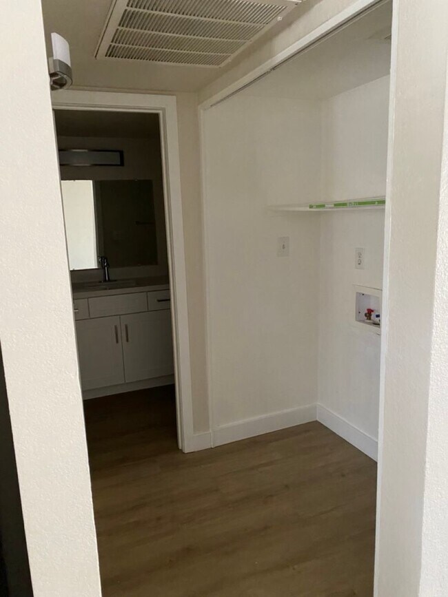 Building Photo - Fully Remodeled! 2 bed 2 bath Town-home in...