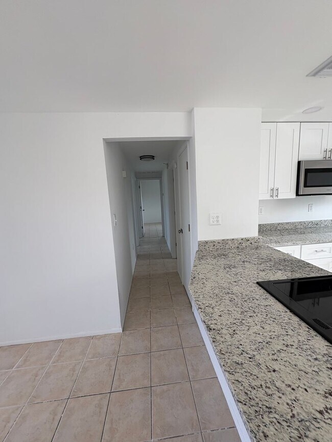 Foto del edificio - Updated 3-Bedroom Home with Granite Kitchen & One-Car Garage