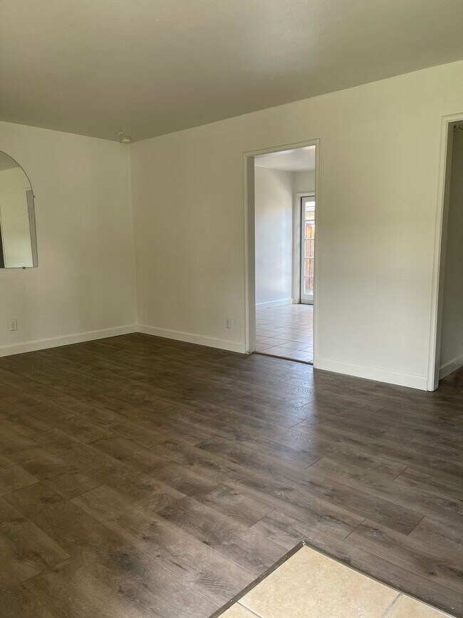 Foto del edificio - 514 W Iris Ave