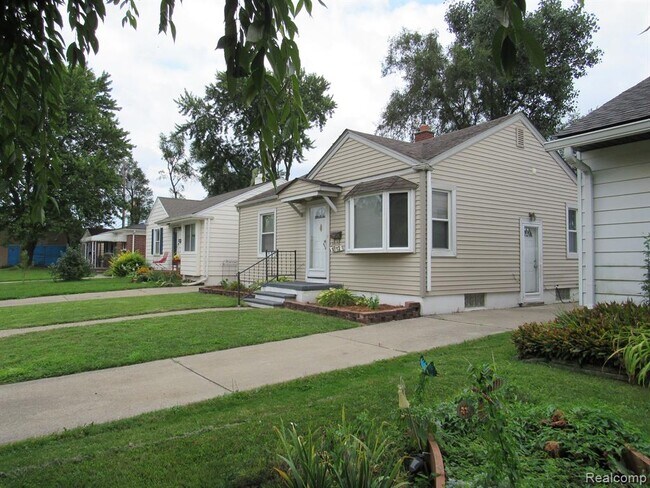 Building Photo - 1812 E Milton Ave