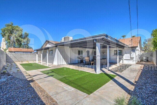 Foto del edificio - 1725 W Mitchell Dr