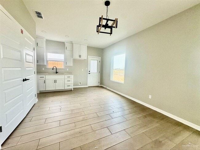 Building Photo - 11 E 13th St