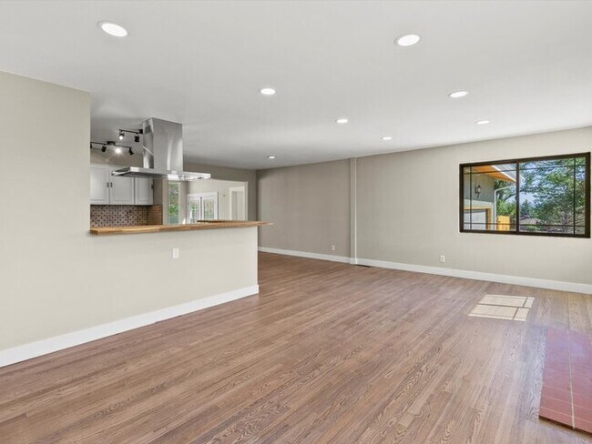Building Photo - 1006 Zodiac Dr