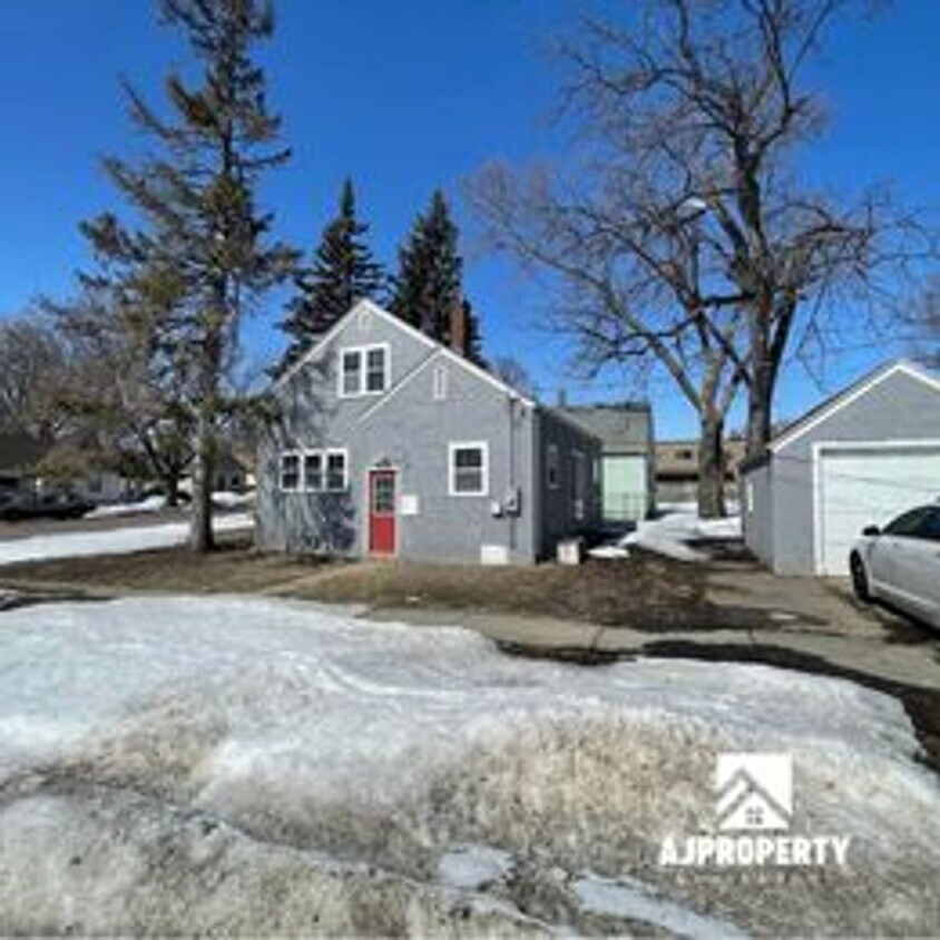 Primary Photo - 1826 S Summit Ave Sioux Falls, SD