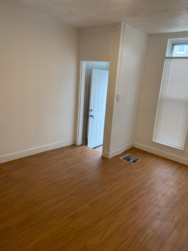 Foto del edificio - 1918 Penrose Ave