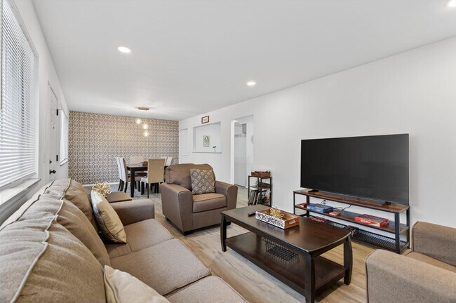 Foto del edificio - 1553 Cove Ln