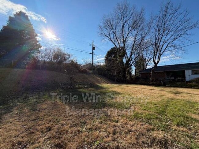 Foto del edificio - 2408 Caverhill Dr