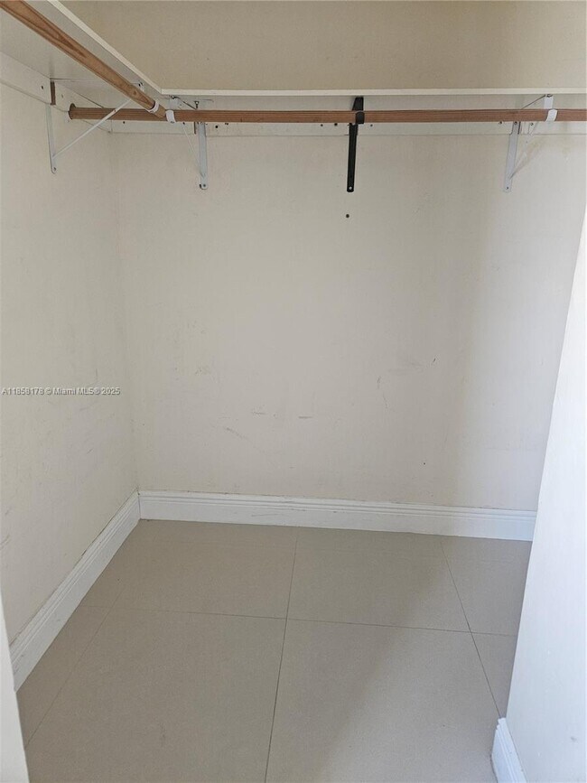 Foto del edificio - 2046 W Flagler St