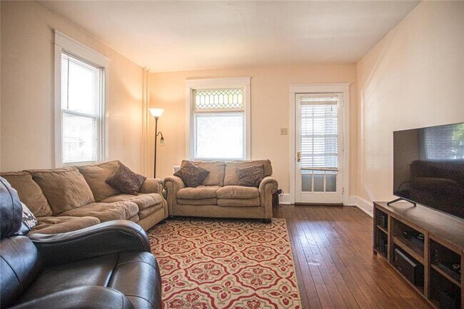 Foto del edificio - 318 E Laurel St