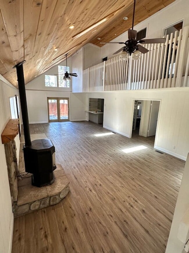 Building Photo - Newly updated pet friendly 4Bd 3Ba home! C...