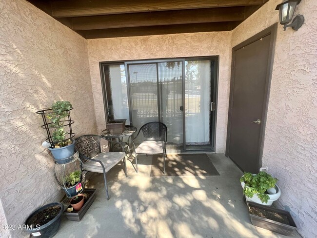 Building Photo - 2 BEDROOM 2 BATH CONDO WITH A COMMUNITY POOL