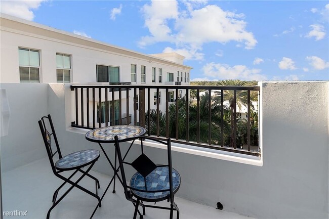Building Photo - 1 br, 1 bath Condo - 2401 NE 65th St