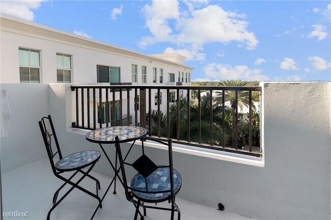Foto del edificio - 1 br, 1 bath Condo - 2401 NE 65th St