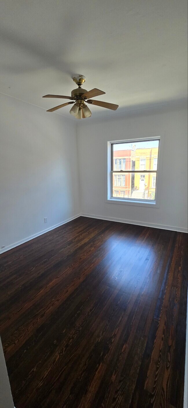 Foto del edificio - 2745 W Belmont Ave
