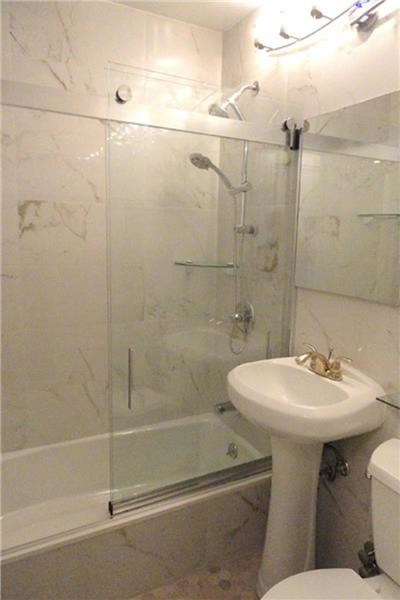 Foto del edificio - 239 E 18th St