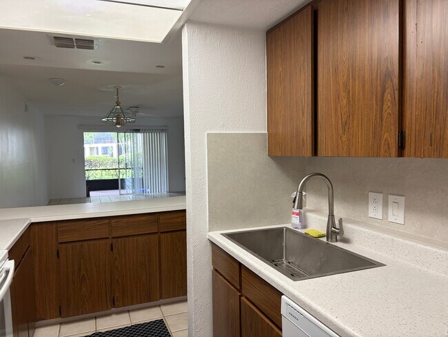 Building Photo - 405 E San Sebastian Ct