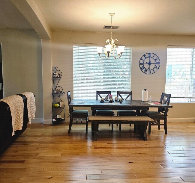 Building Photo - Spacious home in the Stonelake Community o...