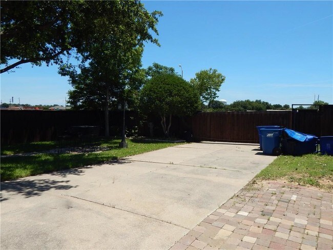 Building Photo - 1716 Blackstone Dr