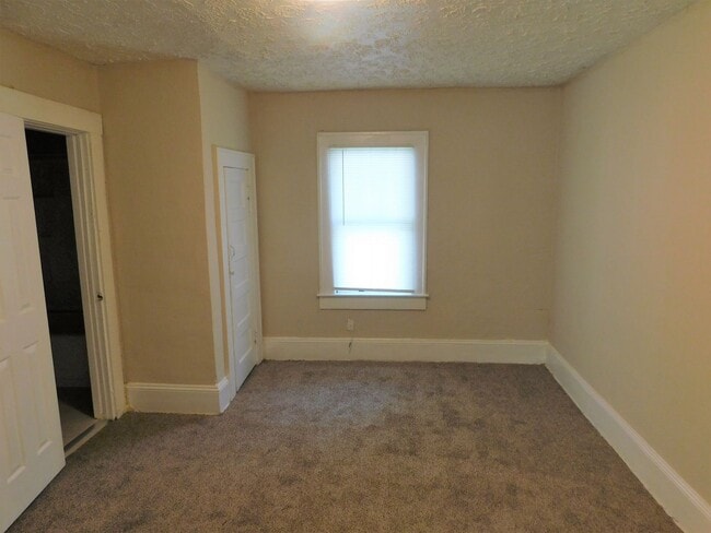 Building Photo - Three Bedroom 1 Bath on quiet street