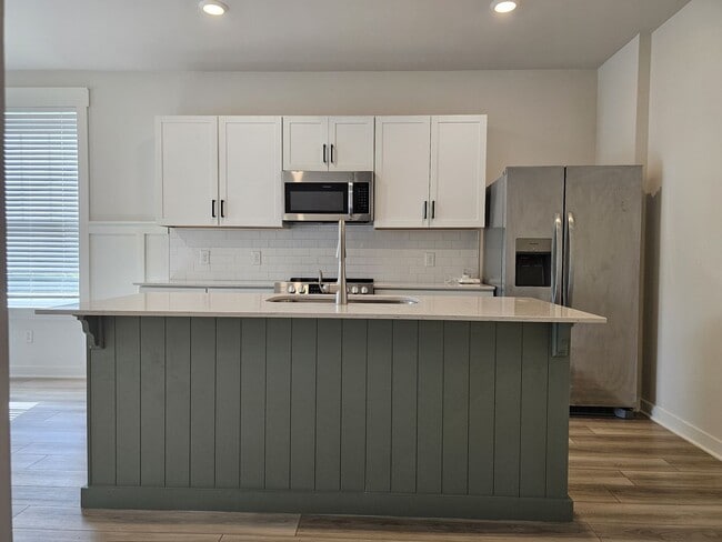 Building Photo - 645 Birdie Dr