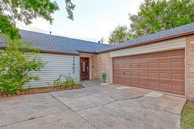 Foto del edificio - 11802 Poplar Creek Dr