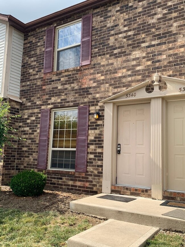 Building Photo - Updated 2 Bedroom 1.5 Bathroom Condo with ...