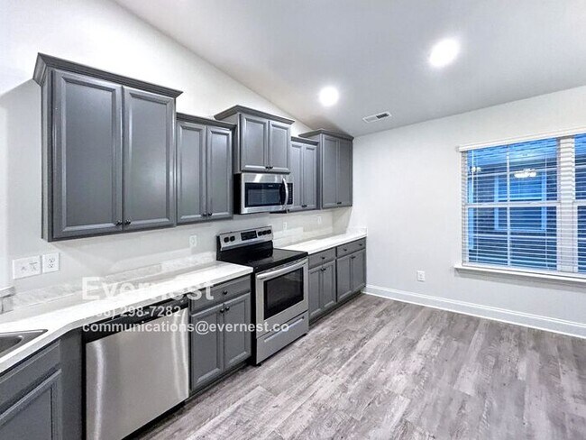 Building Photo - 4-Bedroom, 2-Bathroom Home with Modern App...