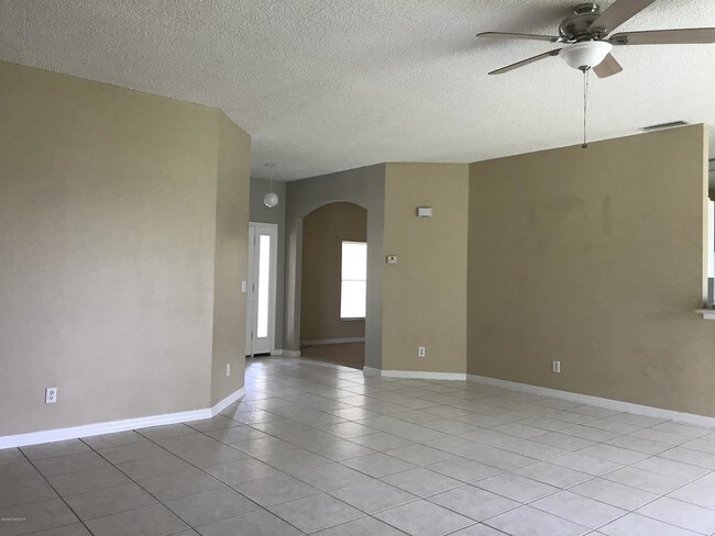 Building Photo - 1524 Knoll Ridge Dr