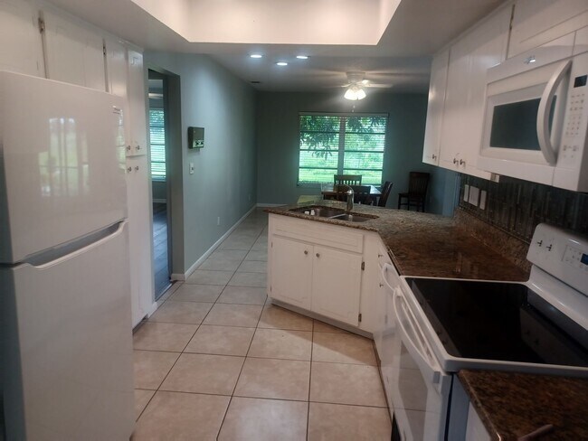 Foto del edificio - Spacious, Newly Remodeled  3 bedroom, 2 bathroom screened lanai GREAT LOCATION