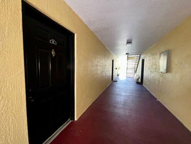 Foto del edificio - MOVE IN NOW!! Gated community Miriada! 1st floor 1X1.5 bath condo near pool area!!! Laminate wood...