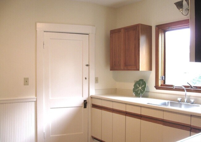 Building Photo - 67 Harlow St