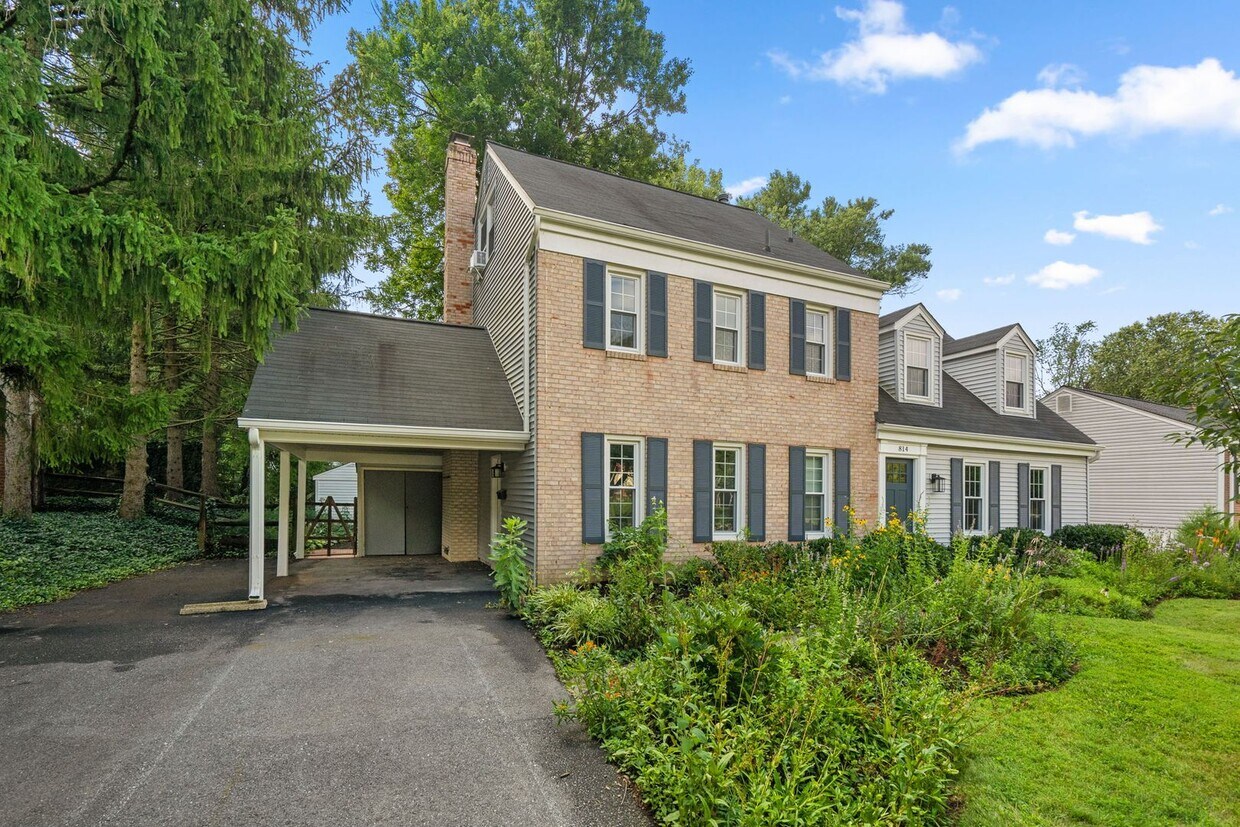 Foto principal - 5 Bed 3 Bath - Rockville Colonial - Update...