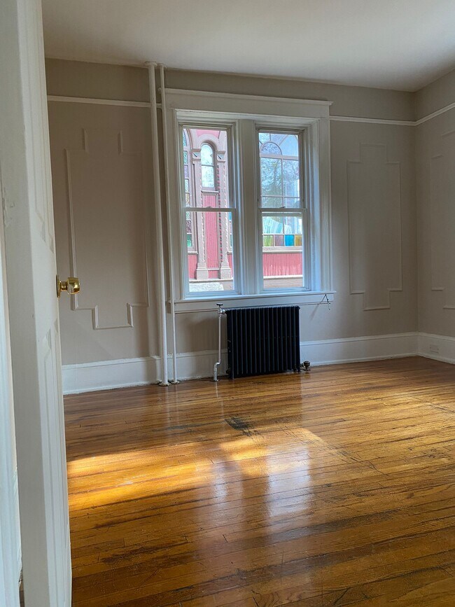 Large Bedroom - 24 Barclay St