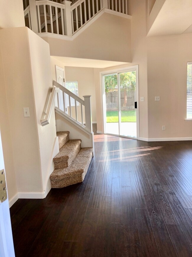 Building Photo - Spacious 5 Bedroom Near Clovis North