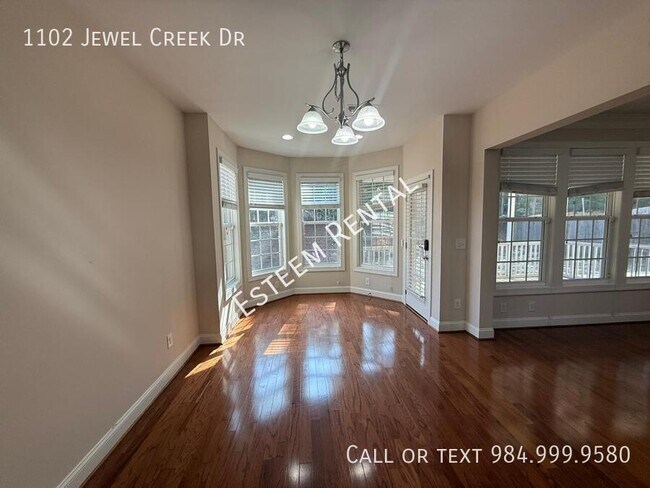 Foto del edificio - 1102 Jewel Creek Dr