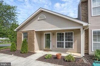Building Photo - 5 Eastwick Ct