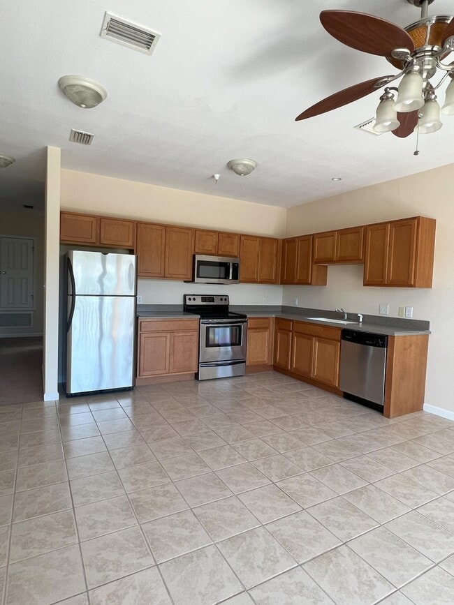 Building Photo - 1147 N Bayshore Dr